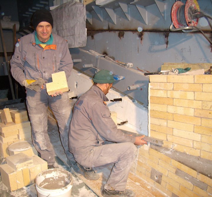 Kotel na biomaso 1 - Sanacija poškodovane obloge v kurišču (3)